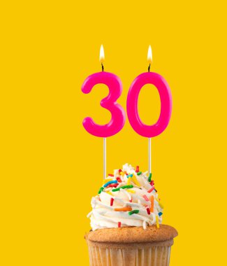 30 numara, Pembe doğum günü mumu - Kek doğum günü.