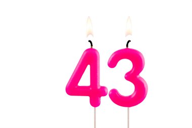 Beyaz arkaplanda 43 numaralı pembe doğum günü mumu.