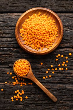 Kâse ve kaşıkta kırmızı mercimek..