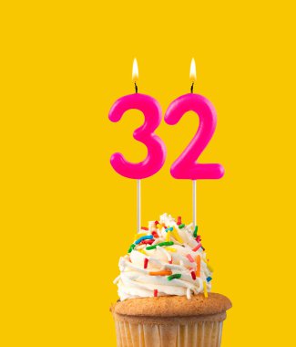 32 numara, Pembe doğum günü mumu..