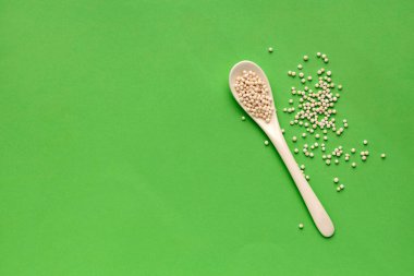 Kaşığın üzerindeki nişasta incileri - Manihot esculenta.