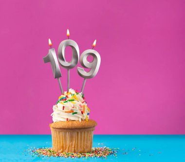 109 numaralı doğum günü mumlu kek - Mavi ve mor arka planda yıldönümü kartı