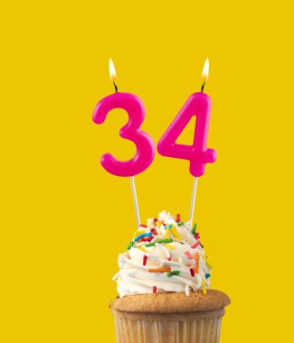 34 numara, Pembe doğum günü mumu..