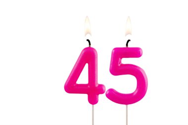 Beyaz arkaplanda 45 numaralı pembe doğum günü mumu.