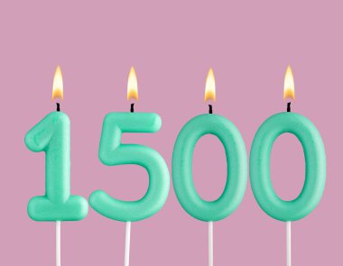 Yeşil mum numarası 1500 Pastel pembe arka planda doğum günü kartı