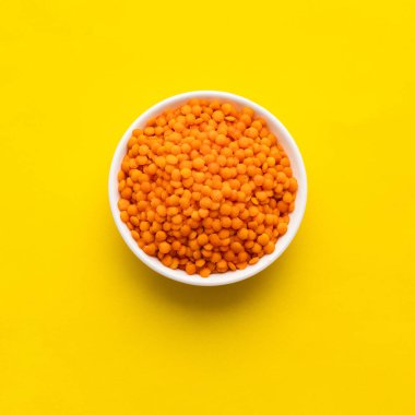 Çiğ kırmızı mercimeklerle dolu bir kâse..