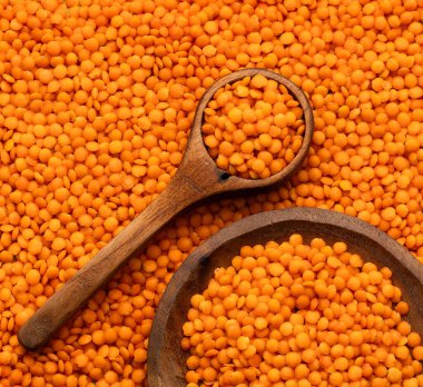 Çiğ kırmızı mercimek ile kase ve kaşık - mercek mutfağı.