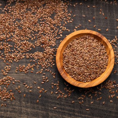 Kâsede organik kurutulmuş keten tohumu - Linum usitatissimum.