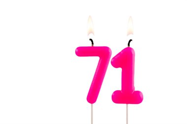 Beyaz arkaplanda 71 numaralı pembe doğum günü mumu.