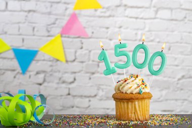 1500 numaralı mum - Kekle doğum günü kutlaması