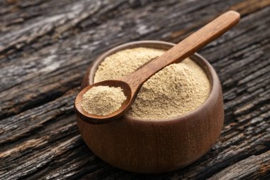 Kâse ve kaşıkta Maca kökü ya da Peru ginsengi - Lepidium meyenii