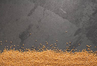 Sinapis alba - Kurumuş ve organik sarı hardal tohumları yığını.