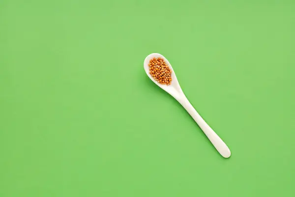 stock image Sinapis alba - Yellow mustard seeds in spoon.