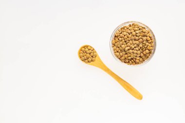 Kahverengi mercimek kâse ve kaşıkta..