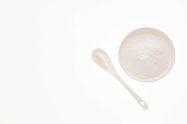 Kaşık ve kâsede kabartma tozu.