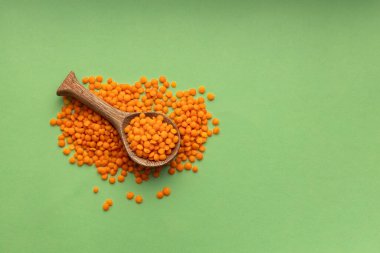 Kaşıkta kırmızı mercimek, organik mercek..