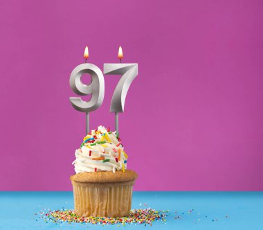 97 numaralı doğum günü mumlu kek - Mavi ve mor arka planda yıldönümü kartı
