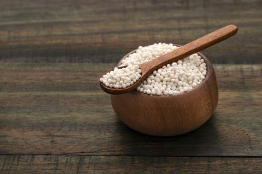 Kase ve kaşıkta nişasta incileri - Manihot esculenta.