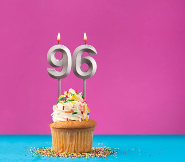 96 numaralı doğum günü mumunu yak - Menekşe ve mavi arka planda kutlama kartı