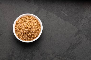 Sarı hardal tohumları kasede - Sinapis alba.