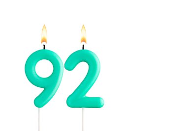 92 numaralı doğum günü pastası, beyaz arka planda yeşil doğum günü mumu.