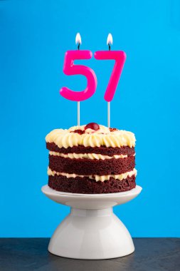 Doğum günü numarası 57 - Kırmızı kadife pastalı mum
