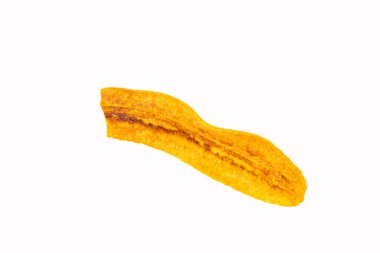 Musa x paradisiaca - Beyaz arka planda kızarmış muz cipsi dilimleri.