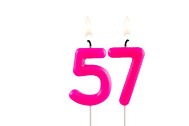 Beyaz arkaplanda 57 numaralı pembe doğum günü mumu.
