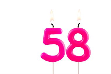 Pembe numara 58 doğum günü mumu beyaz arkaplanda yanıyor