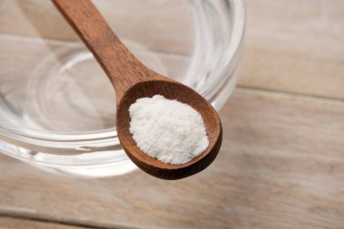 Suyla karıştırmak için kaşıkta kabartma tozu.