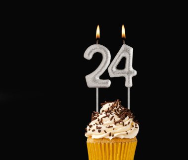 24 numara şekilli mumlar - Siyah arkaplanda doğum günü pastası.