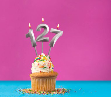 127 numaralı doğum günü mumlu kek - Mavi ve mor arka planda yıldönümü kartı