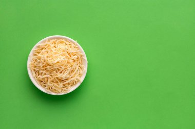 Kavanozda kurutulmuş şeker ile rendelenmiş hindistan cevizi - Cocos nucifera.