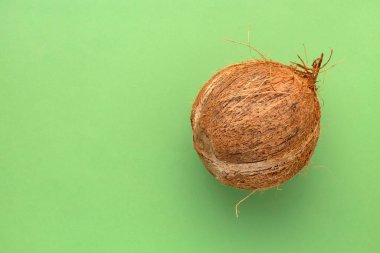 Organik hindistan cevizi, tropikal meyve - Yeşil arka planda Cocos nucifera.