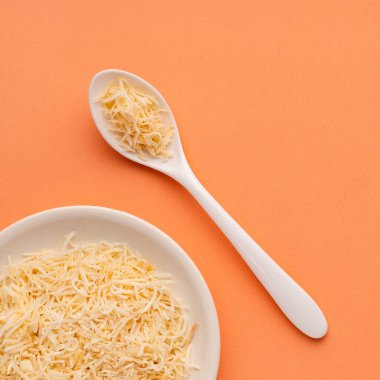 Hindistan cevizi parçacıkları, kasede şeker ve kaşık, organik rendelenmiş kokos nucifera..