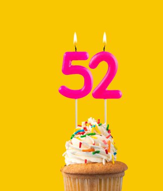 52 numara, Pembe doğum günü mumu - Kek doğum günü.