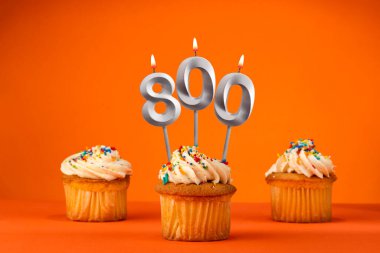 800 numaralı mum - Turuncu arka planda doğum günü keki ile kutlama
