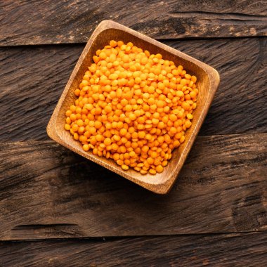 Mercek aşçılığı - Kare kasede organik kabuksuz kırmızı mercimek.