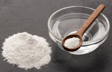 Suyla karıştırmak için bir yığın kabartma tozu - sağlıklı yiyecek.