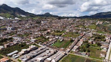 Sonson, Antioquia, Kolombiya. 5 Ekim 2024. Medellin şehrinden 115,2 km uzaklıktaki belediye insansız hava aracı ile hava fotoğrafçılığı.