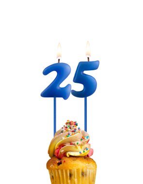 Mavi numara 25 mum - Beyaz arkaplanda doğum günü kartı.
