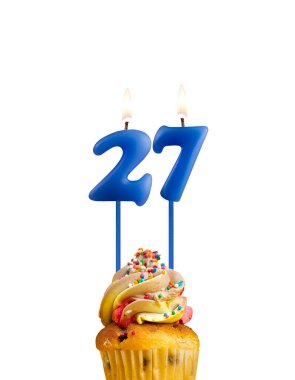 Mavi numara 27 mum - Beyaz arkaplanda doğum günü kartı.