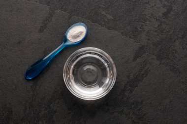 Kaşık ve maden suyunda kabartma tozu - sağlıklı yiyecek