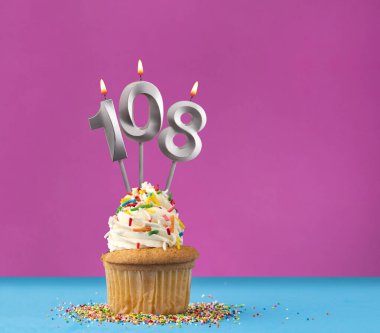 108 numaralı doğum günü mumunu yak - Menekşe ve mavi arka planda kutlama kartı