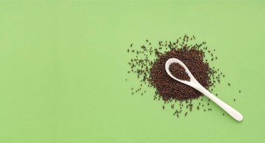 Kaşık içinde kurumuş ve organik kahverengi hardal tohumları - Brassica juncea.