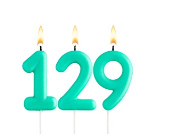 Beyaz arkaplanda yeşil doğum günü mumu - 129 numaralı mum