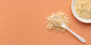 Organik rendelenmiş Cocos Nucifera kasede ve kaşıkta - Hindistan cevizi parçalı şeker