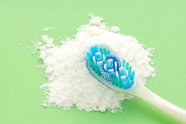 Kabartma tozu ve diş fırçası yığını..
