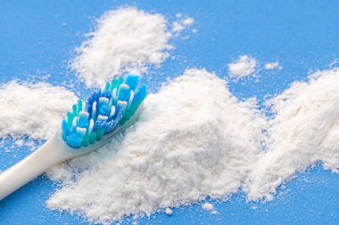 Ağız temizliği için kabartma tozu ve diş fırçası.