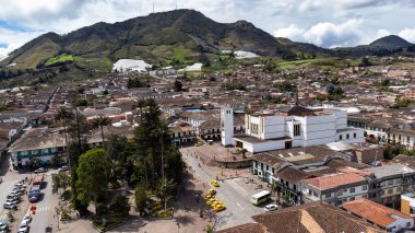 Sonson, Antioquia, Kolombiya. 5 Ekim 2024. Medellin şehrinden 115,2 km uzaklıktaki belediye insansız hava aracı ile hava fotoğrafçılığı.